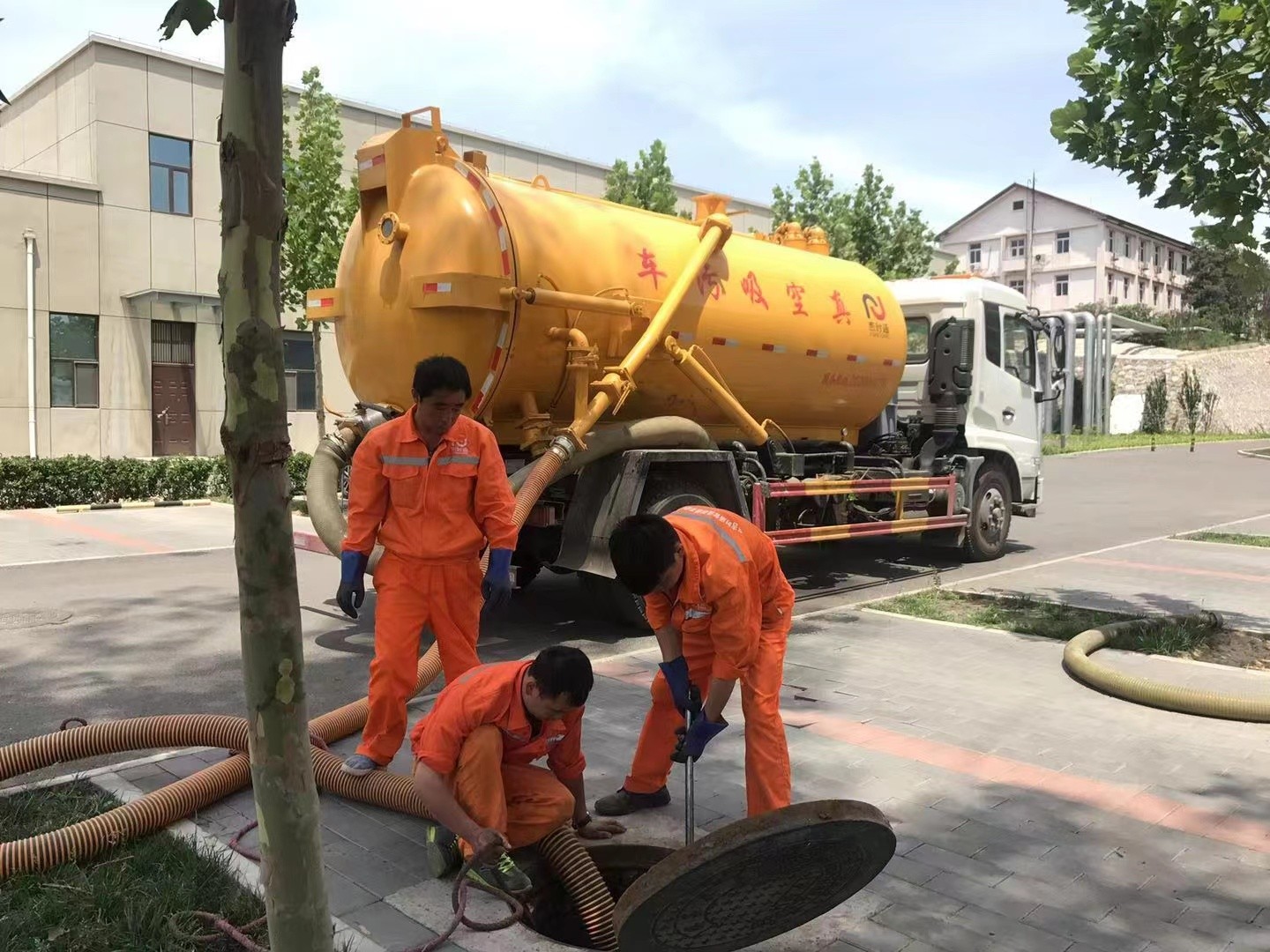 隆阳化粪池清理与5-8吨吸粪车施工效率分析